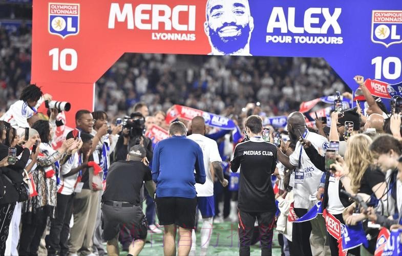 疯狂4-3!法甲6冠王第86分钟绝杀 7黄4红+激烈干架 央视深夜直播 疯狂4-3!法甲6冠王第86分钟绝杀 7黄4红+激烈干架 央视深夜直播